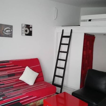 STUDIO ROUGE à 5 minutes de la Cathédrale et Néoma Reims Extérieur photo