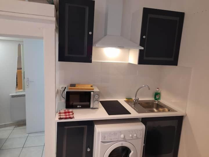 STUDIO ROUGE à 5 minutes de la Cathédrale et Néoma Reims Extérieur photo