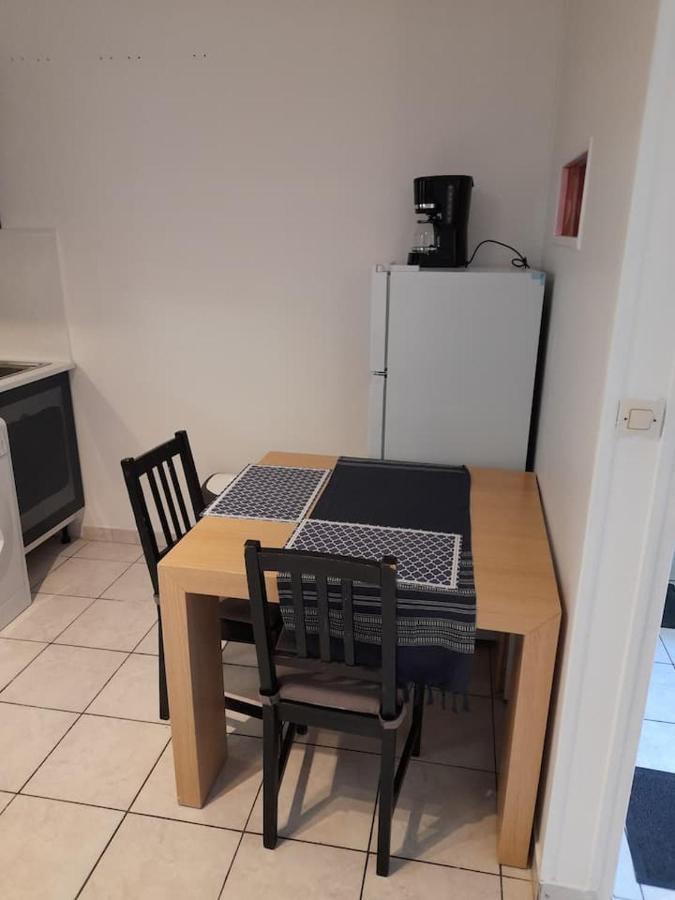 STUDIO ROUGE à 5 minutes de la Cathédrale et Néoma Reims Extérieur photo