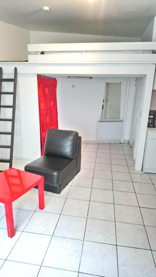 STUDIO ROUGE à 5 minutes de la Cathédrale et Néoma Reims Extérieur photo