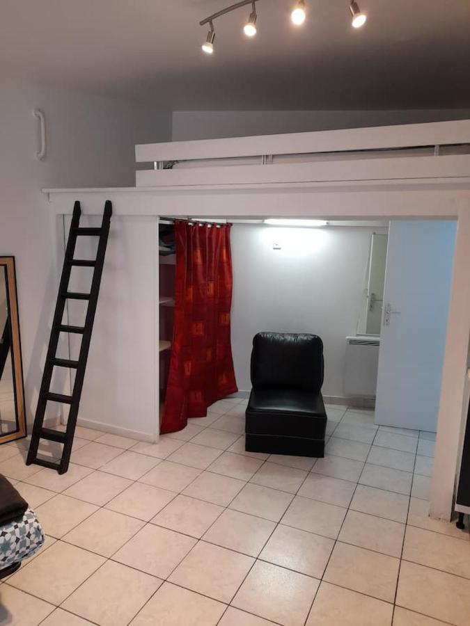 STUDIO ROUGE à 5 minutes de la Cathédrale et Néoma Reims Extérieur photo